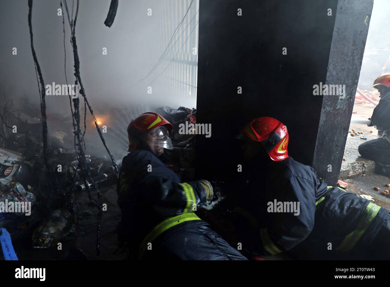 Il 9 ottobre 2023 a Dacca, Bangladesh, è scoppiato un incendio presso il magazzino di SA Paribahan nel Kakrail di Dacca. 10 unità del servizio antincendio e della difesa civile hanno lavorato per le fiamme, gran parte di questo spazio è stato ridotto a ceneri a causa dell'intensità. Foto di Habibur Rahman/ABACAPRESS.COM Foto Stock