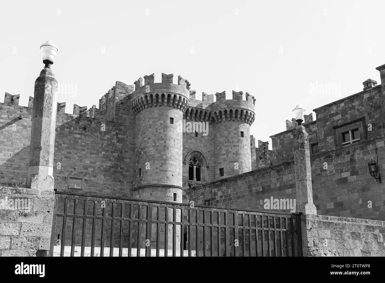 Ingresso frontale al castello del Gran Maestro dei Cavalieri di Rodi in bianco e nero Foto Stock