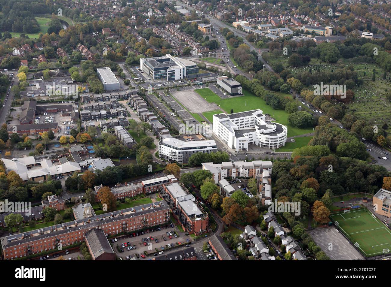 Vista aerea di West Didsbury che mostra la Spire Manchester Private GP Surgery e il centro medico Orth Team e l'edificio di appartamenti Quantum House Foto Stock