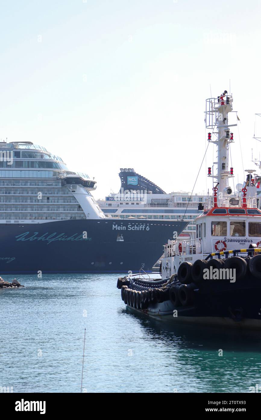 La Bow, una nave da crociera di fronte alla Mein Schiff 6, una nave da crociera di proprietà della TUI Cruises attraccata di fronte alla Norwegian Jade nel trafficato porto di Rodi Foto Stock