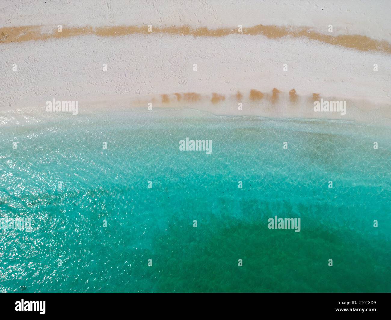 La spiaggia con ciottoli di marmo bianco e mare turchese sull'isola greca di Thassos è una meraviglia naturale mozzafiato. Vista aerea. Il contrasto di Th Foto Stock