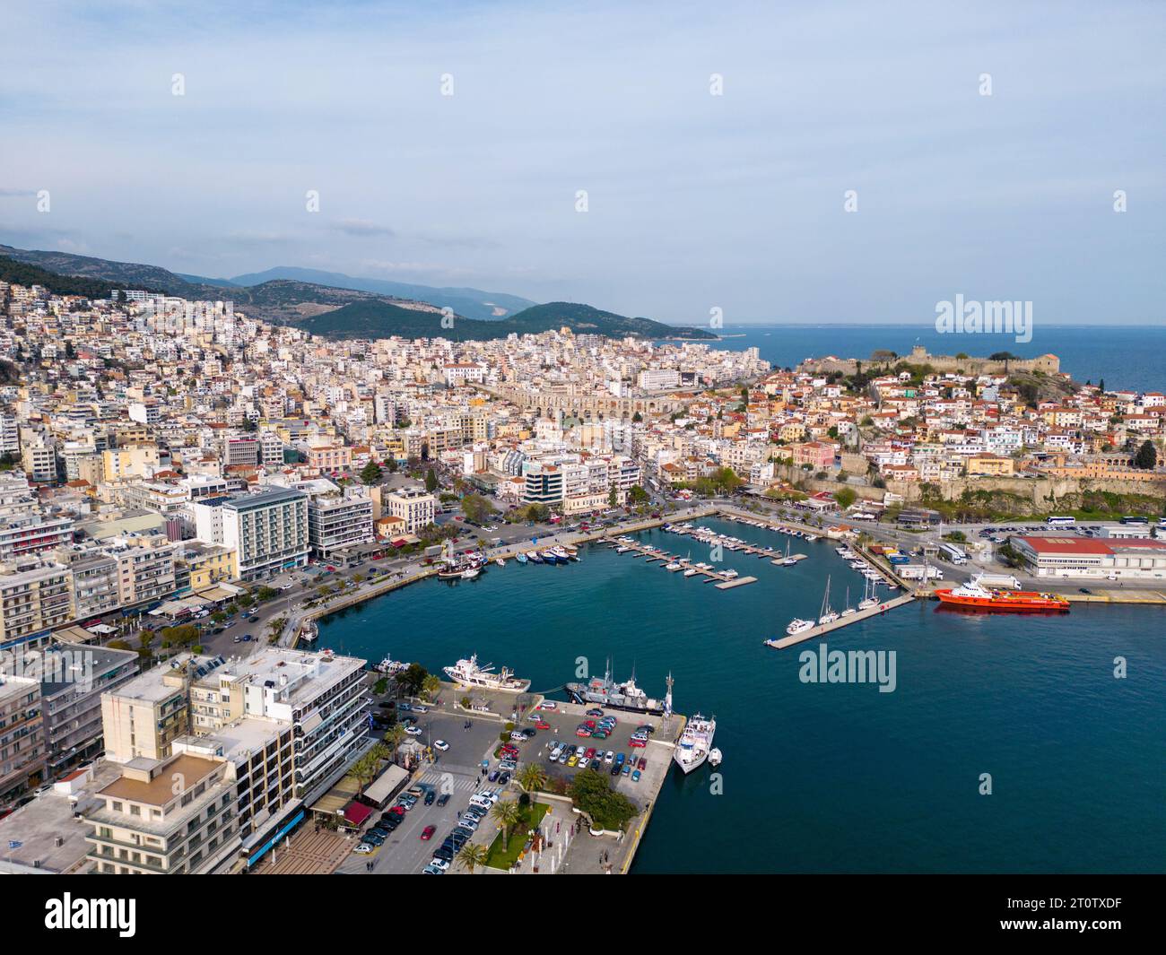 Kavala è una pittoresca città situata nel nord-est della Grecia, conosciuta per le sue splendide vedute aeree. I visitatori possono godere di panorami mozzafiato della cit Foto Stock