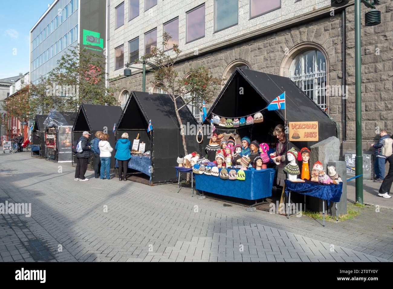 Gente che vende cappelli su marciapiede a Reykjavik in Islanda Foto Stock