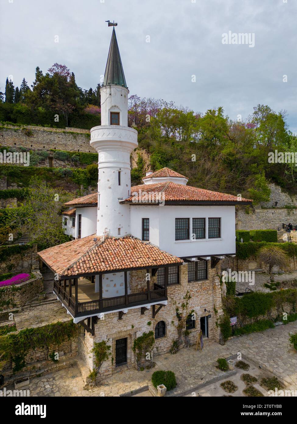 Vista aerea dall'alto del palazzo annidato nel giardino botanico di Balchik, Bulgaria. Questo punto di riferimento storico è una testimonianza della fusione di diversi c Foto Stock