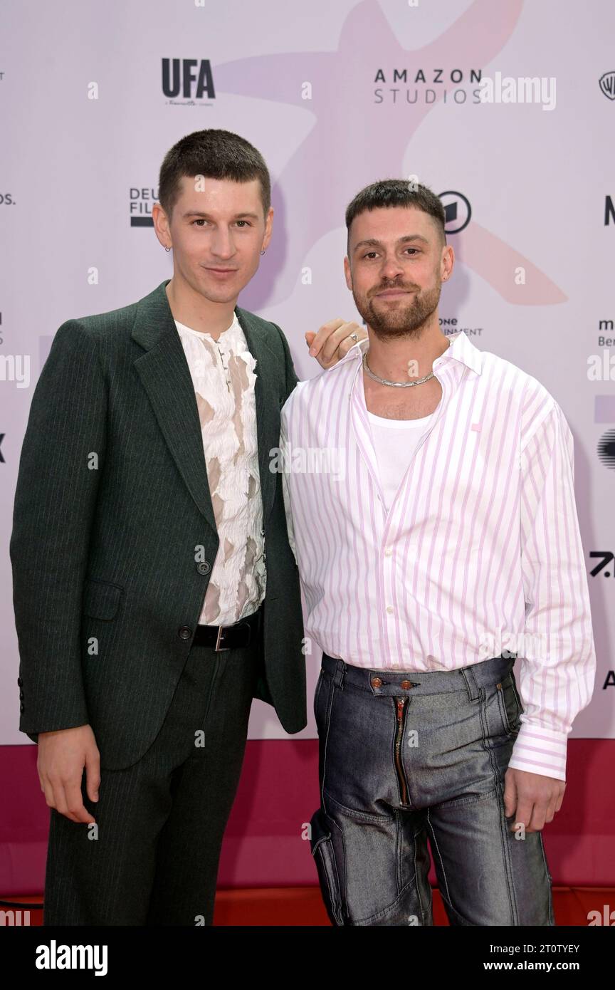 Lorenz Hochhuth und Hannes Hirsch bei der 24. Verleihung der First Steps Awards im Theater des Westens. Berlino, 08.10.2023 *** Lorenz Hochhuth e Hannes Hirsch alla cerimonia dei 24 First Steps Awards al Theater des Westens Berlin, 08 10 2023 foto:XF.xKernx/xFuturexImagex FIST Steps 3039 Foto Stock