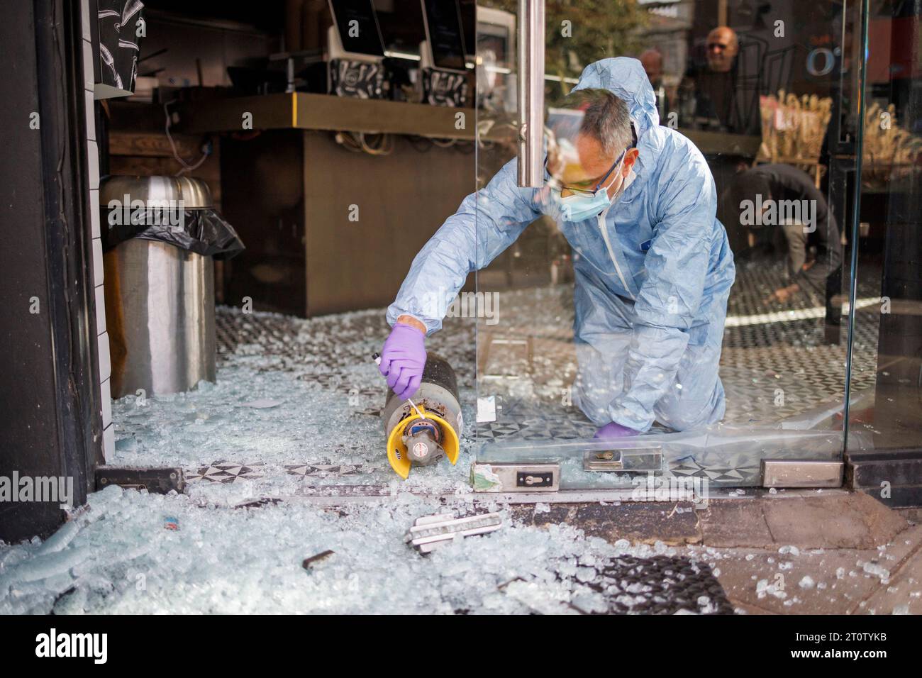 Londra, Regno Unito. 9 ottobre 2023. Un agente forense della polizia tampona una tanica sulla scena del Pita, un ristorante Kosher a Golders Green, a nord di Londra, che ha fatto rompere la porta di vetro e derubare i contenuti. Su un ponte ferroviario vicino è stato dipinto lo spray "Free Palestine". La polizia di Londra sta intensificando le sue pattuglie a seguito di un'escalation nel conflitto tra Isreal e Hamas. Crediti fotografici: Ben Cawthra/Sipa USA credito: SIPA USA/Alamy Live News Foto Stock