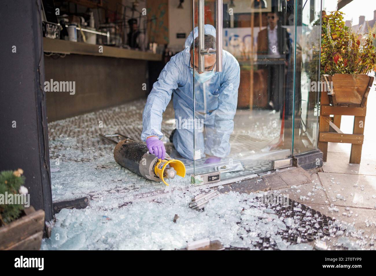 Londra, Regno Unito. 9 ottobre 2023. Un agente forense della polizia tampona una tanica sulla scena del Pita, un ristorante Kosher a Golders Green, a nord di Londra, che ha fatto rompere la porta di vetro e derubare i contenuti. Su un ponte ferroviario vicino è stato dipinto lo spray "Free Palestine". La polizia di Londra sta intensificando le sue pattuglie a seguito di un'escalation nel conflitto tra Isreal e Hamas. Crediti fotografici: Ben Cawthra/Sipa USA credito: SIPA USA/Alamy Live News Foto Stock
