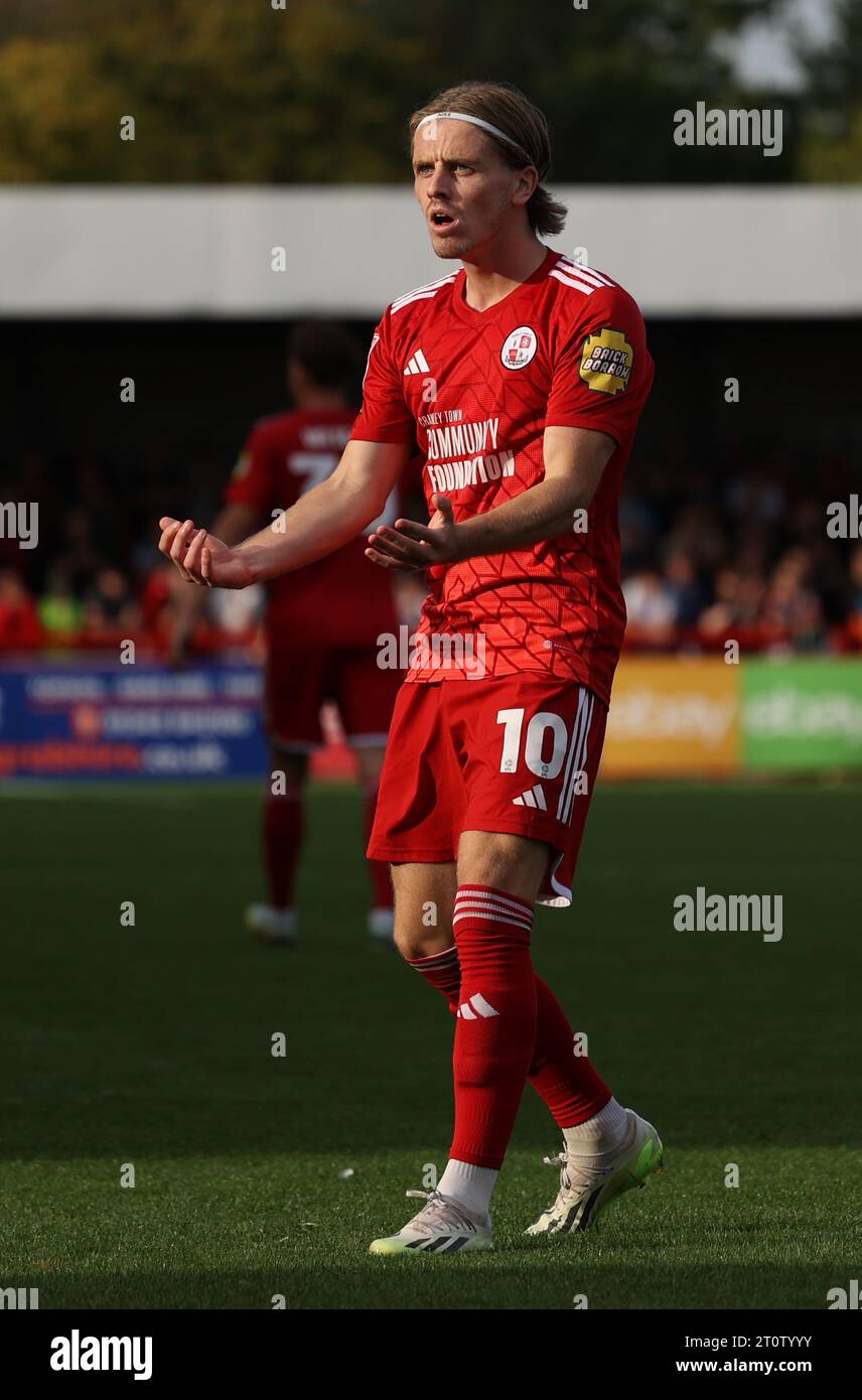 Ronan Darcy di Crawley Town durante la partita della EFL League Two tra Crawley Town e Wrexham al Broadfield Stadium di Crawley. 7 ottobre 2023 Foto Stock