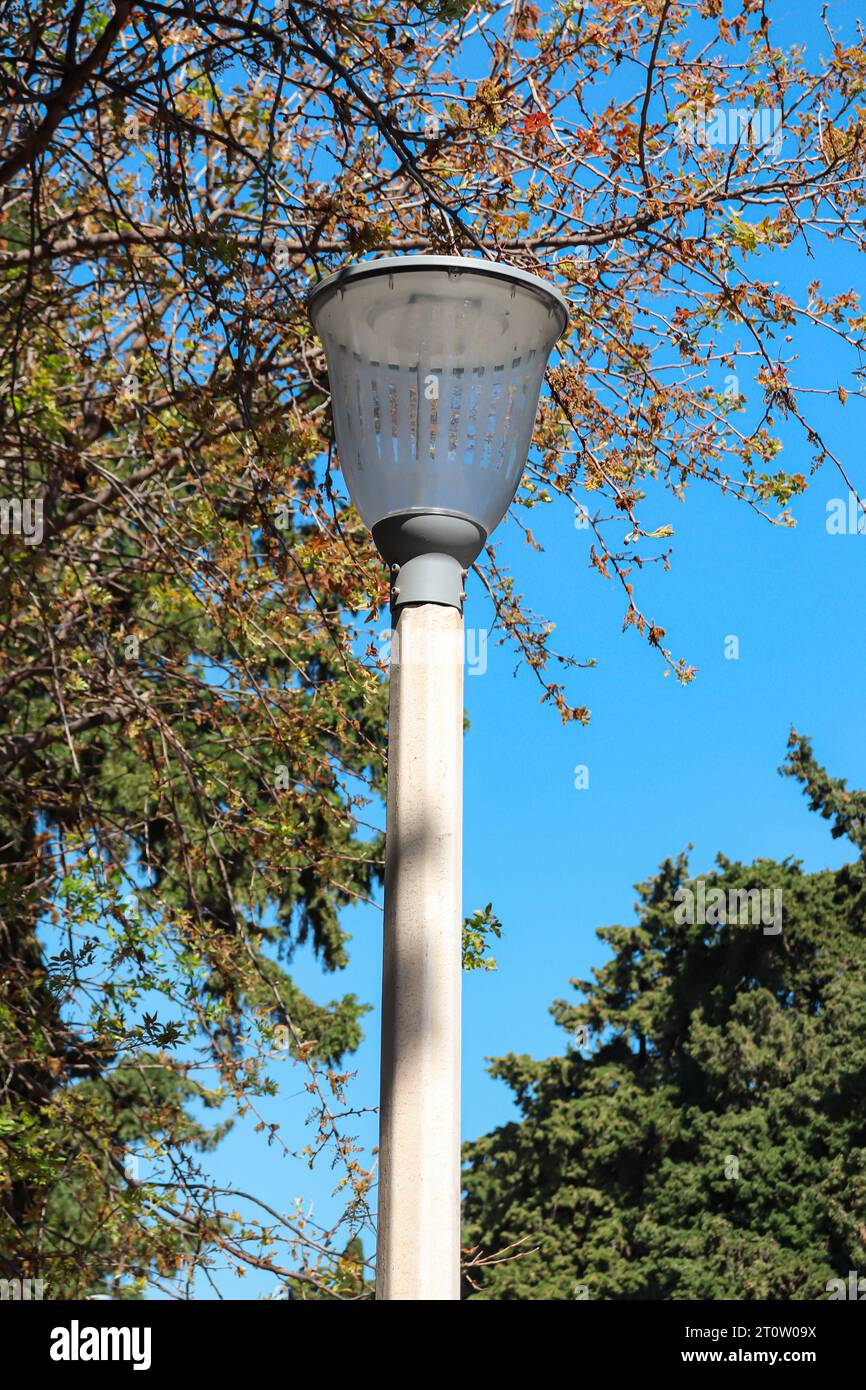 Palo per illuminazione stradale con lampada a lanterna. Sorgente luminosa Foto Stock