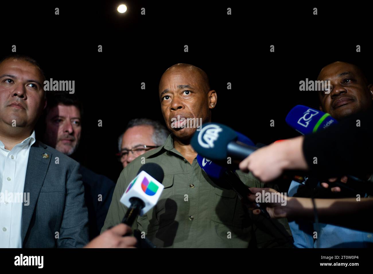 Il sindaco di New York Eric Adams parla durante una conferenza stampa a Bogotà, in Colombia, il 7 ottobre 2023. Il sindaco Eric Adams ha visitato prima lo stesso giorno Foto Stock