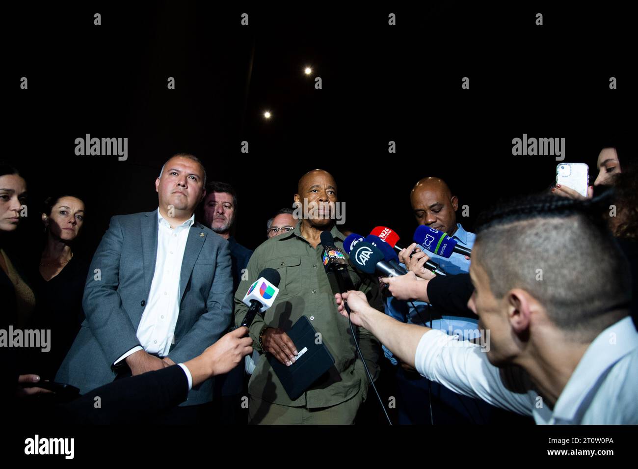 Il sindaco di New York Eric Adams (L) parla durante una conferenza stampa con l'ambasciatore colombiano negli Stati Uniti Luis Gilberto Murillo (R) a Bogot Foto Stock