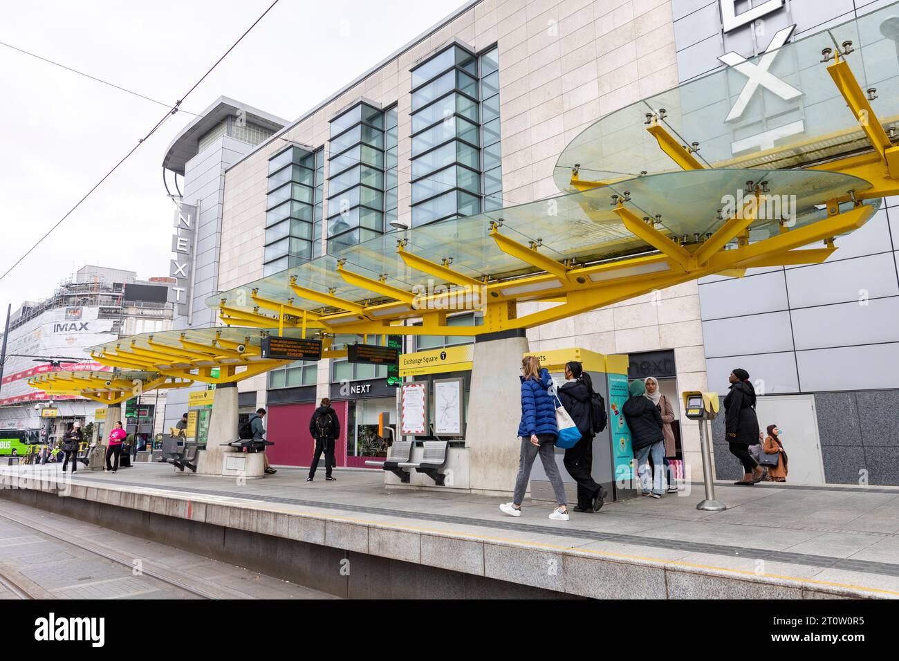 Stazione metropolitana leggera del tram Manchester Metrolink al centro di Arndale e fermata del tram Exchange Square, Manchester, Inghilterra, Regno Unito, 2023 Foto Stock