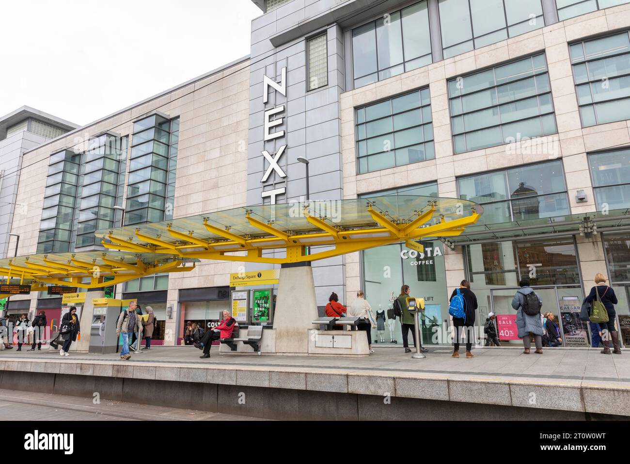 Stazione metropolitana leggera del tram Manchester Metrolink al centro di Arndale e fermata del tram Exchange Square, Manchester, Inghilterra, Regno Unito, 2023 Foto Stock