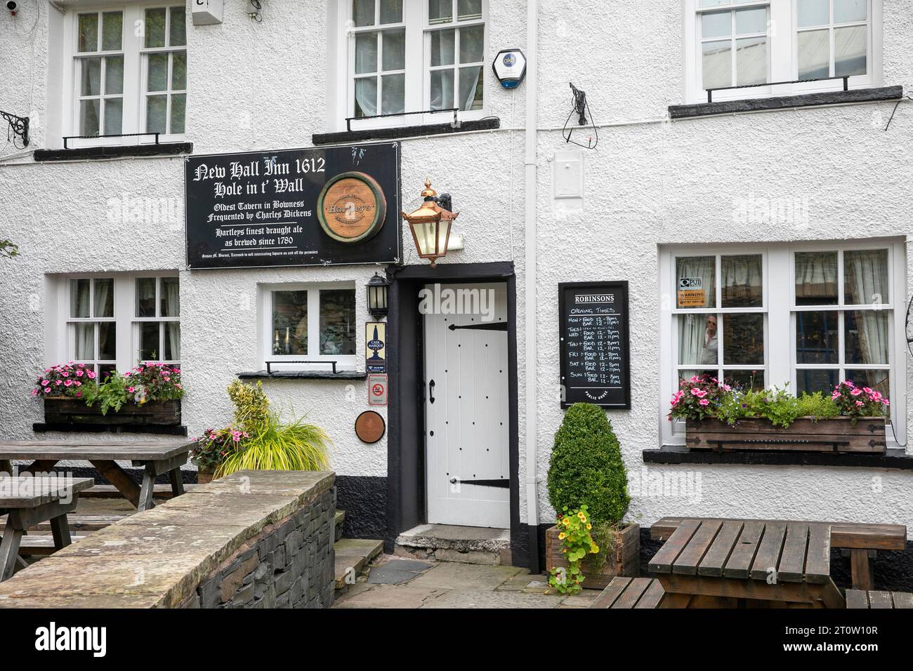 Buca in t' Wall pub pub del XVII secolo, pub pubblico in Bowness su Windermere, Lake District National Park, Cumbria, Inghilterra, Regno Unito preso nel 2023 Foto Stock