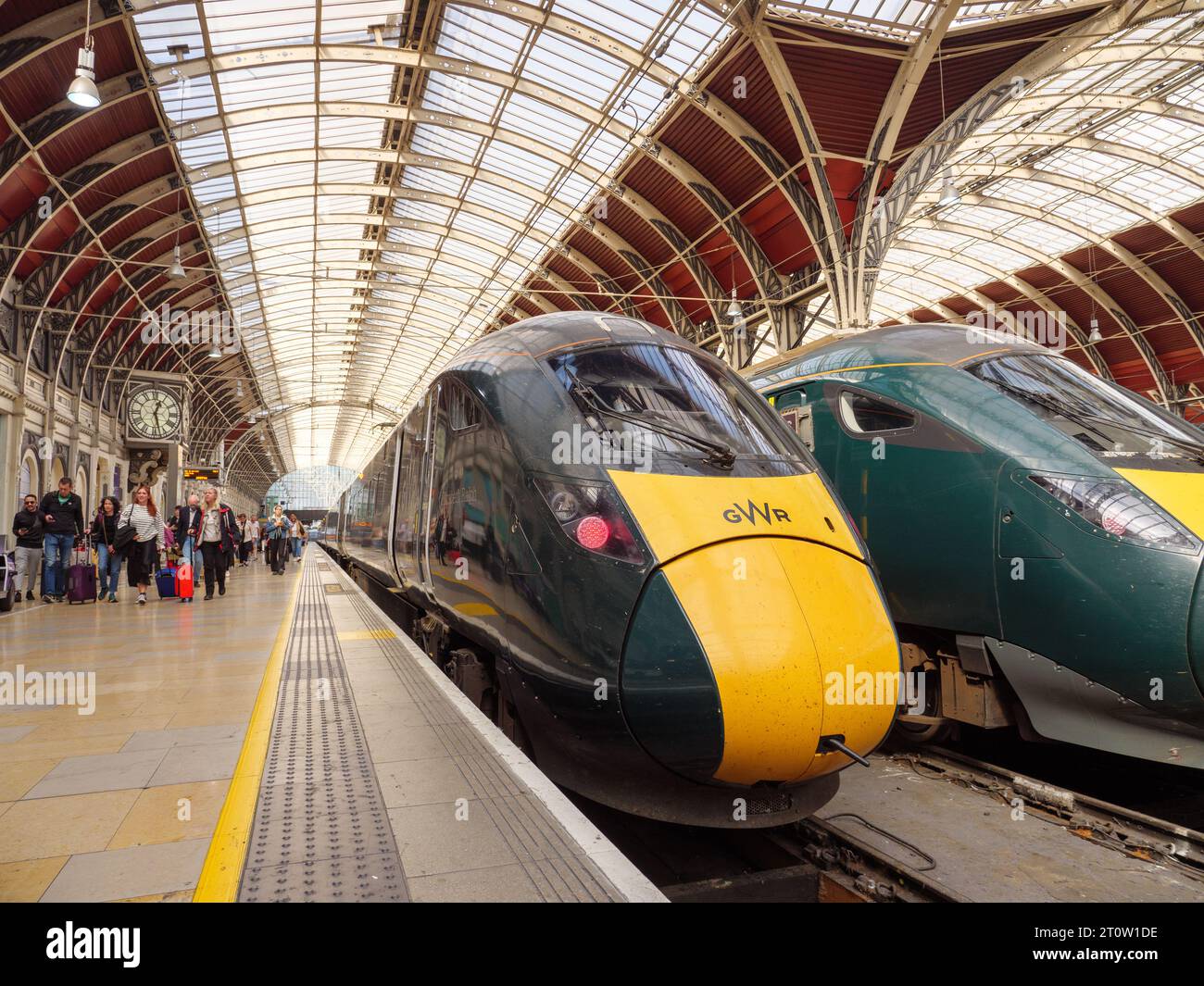 I passeggeri sbarcano dai treni della Great Western Railway alla stazione di Paddington, Londra, Regno Unito Foto Stock