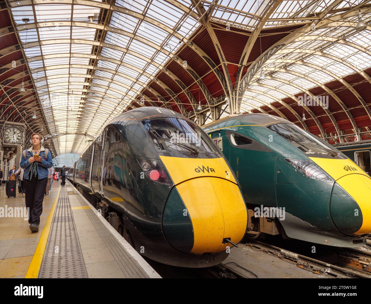I passeggeri sbarcano dai treni della Great Western Railway alla stazione di Paddington, Londra, Regno Unito Foto Stock