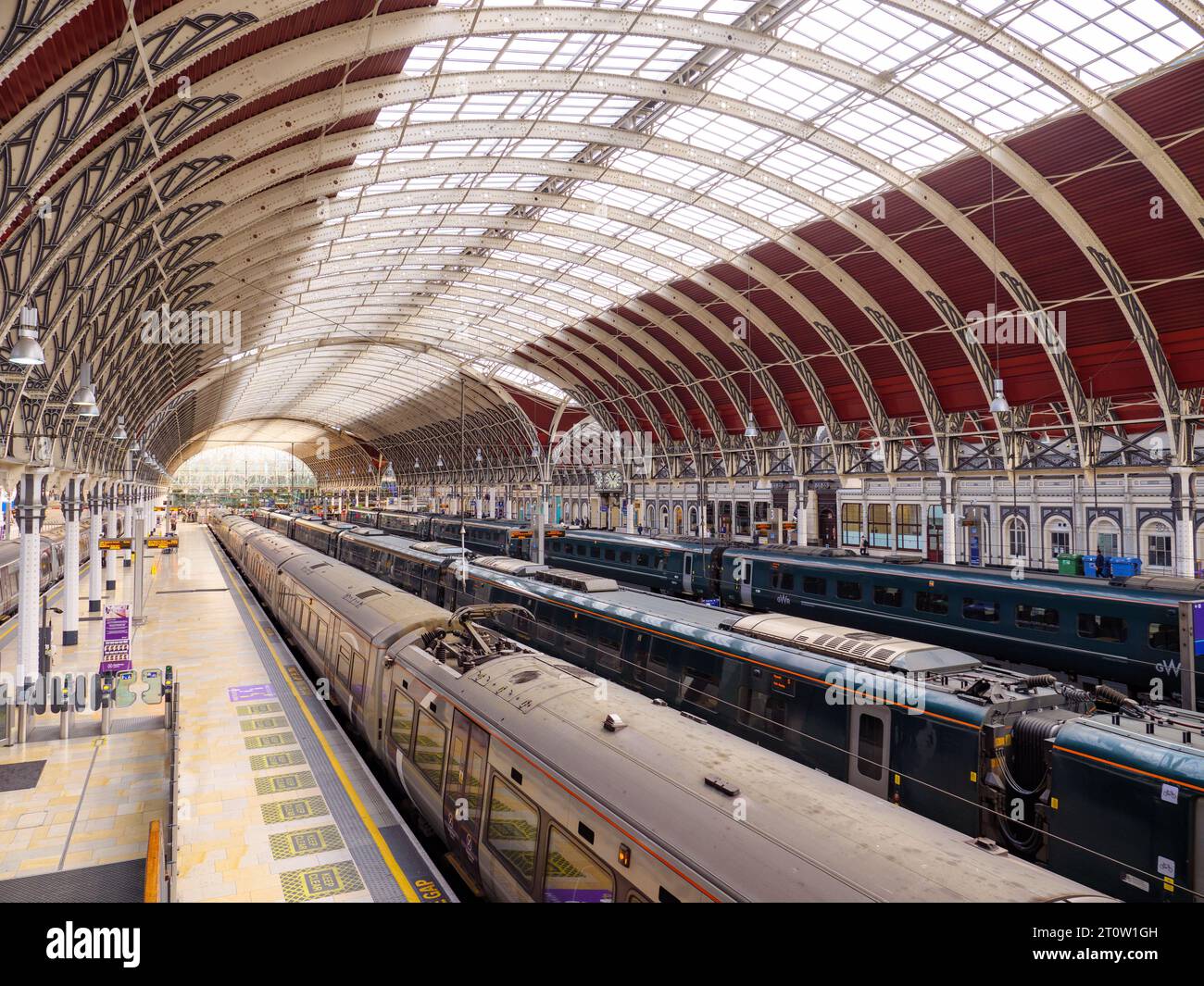 Vista aerea dei treni in attesa di partenza presso la stazione di Paddington, Londra, Regno Unito Foto Stock