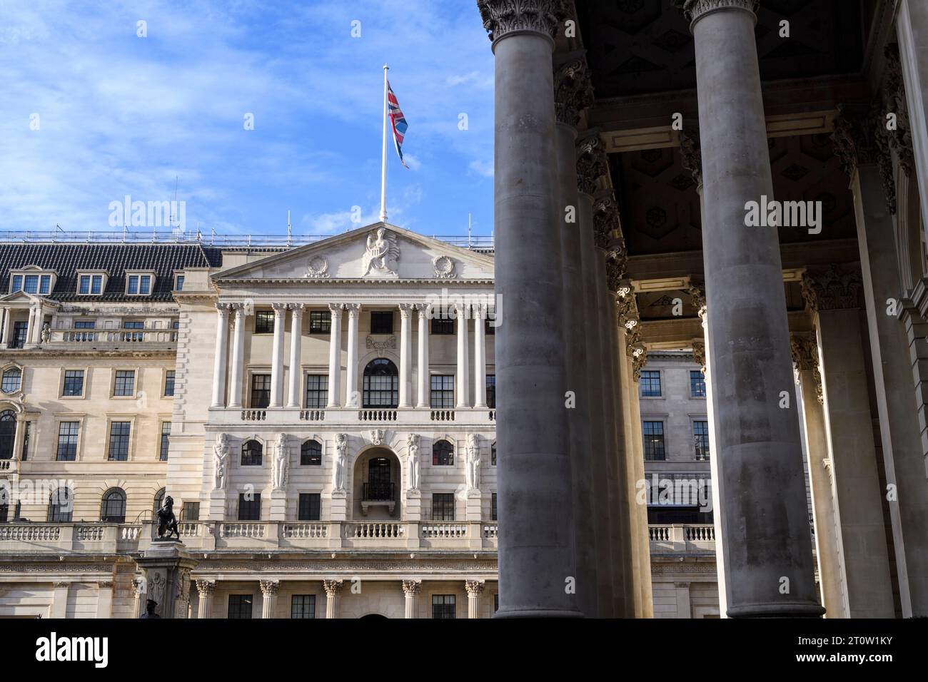 La Banca d'Inghilterra, vista attraverso le colonne del Royal Exchange. La Banca è la banca centrale del Regno Unito. È stato progettato in un neo-Geor Foto Stock