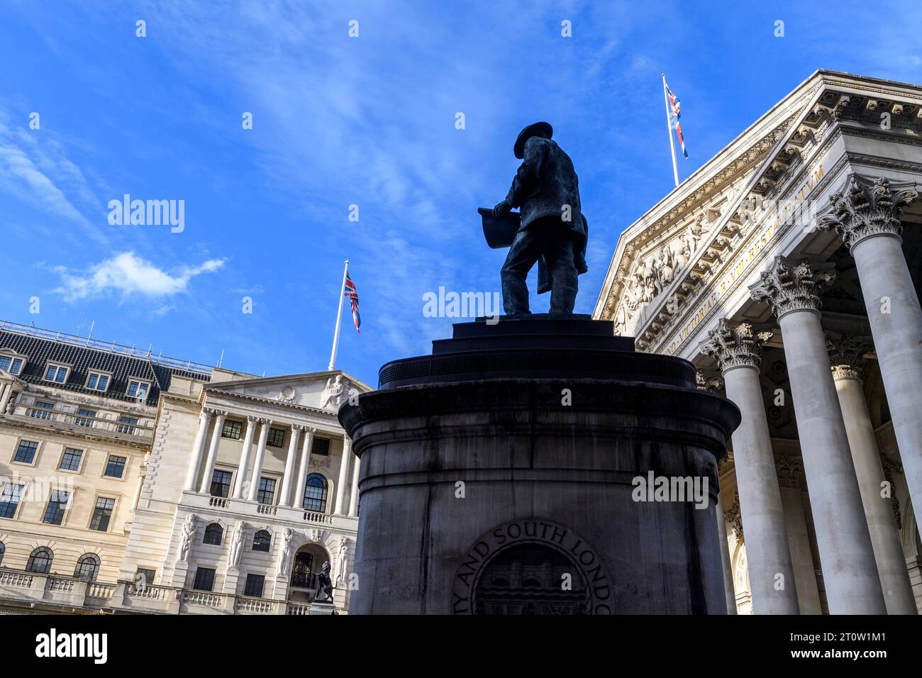 La statua di James Henry Greathead sorge su un'isola trafficata nel mezzo della Cornhill, di fronte alla Bank of England e al Royal Exchange. James Butl Foto Stock