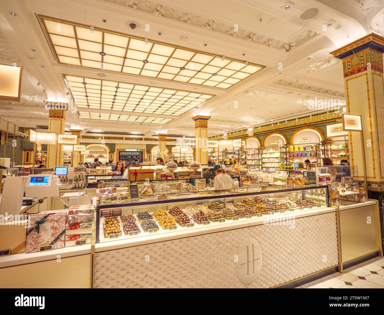 Cioccolatini nel grande magazzino Food Hall of Harrods, Londra, Regno Unito Foto Stock