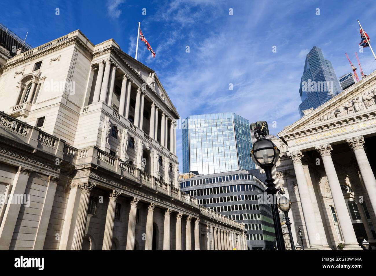 La Banca d'Inghilterra con l'edificio Royal Exchange sulla destra. La Banca d'Inghilterra, progettata da Sir Herbert Baker e costruita tra il 1925 e il 193 Foto Stock