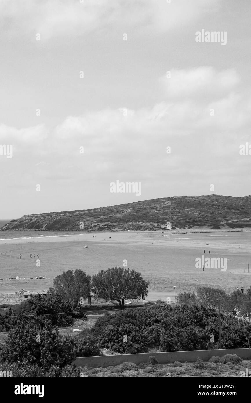 Vista della spiaggia di Prasonisi, Grecia, un punto d'incontro tra il mar Mediterraneo e il mar Egeo in bianco e nero Foto Stock