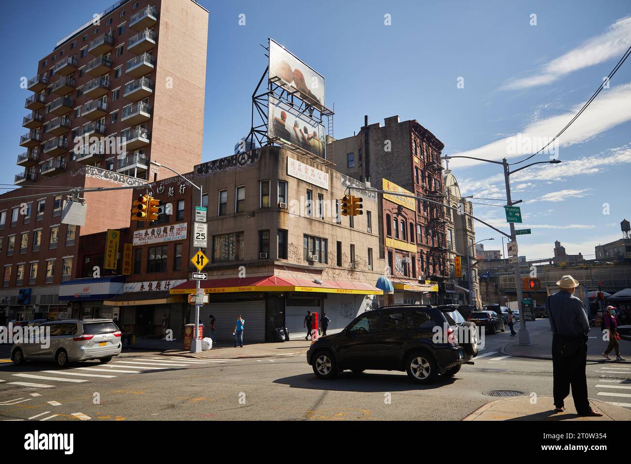 NEW YORK, USA - 26 NOVEMBRE 2022: I pedoni camminano lungo il quartiere dello shopping di Chinatown Foto Stock