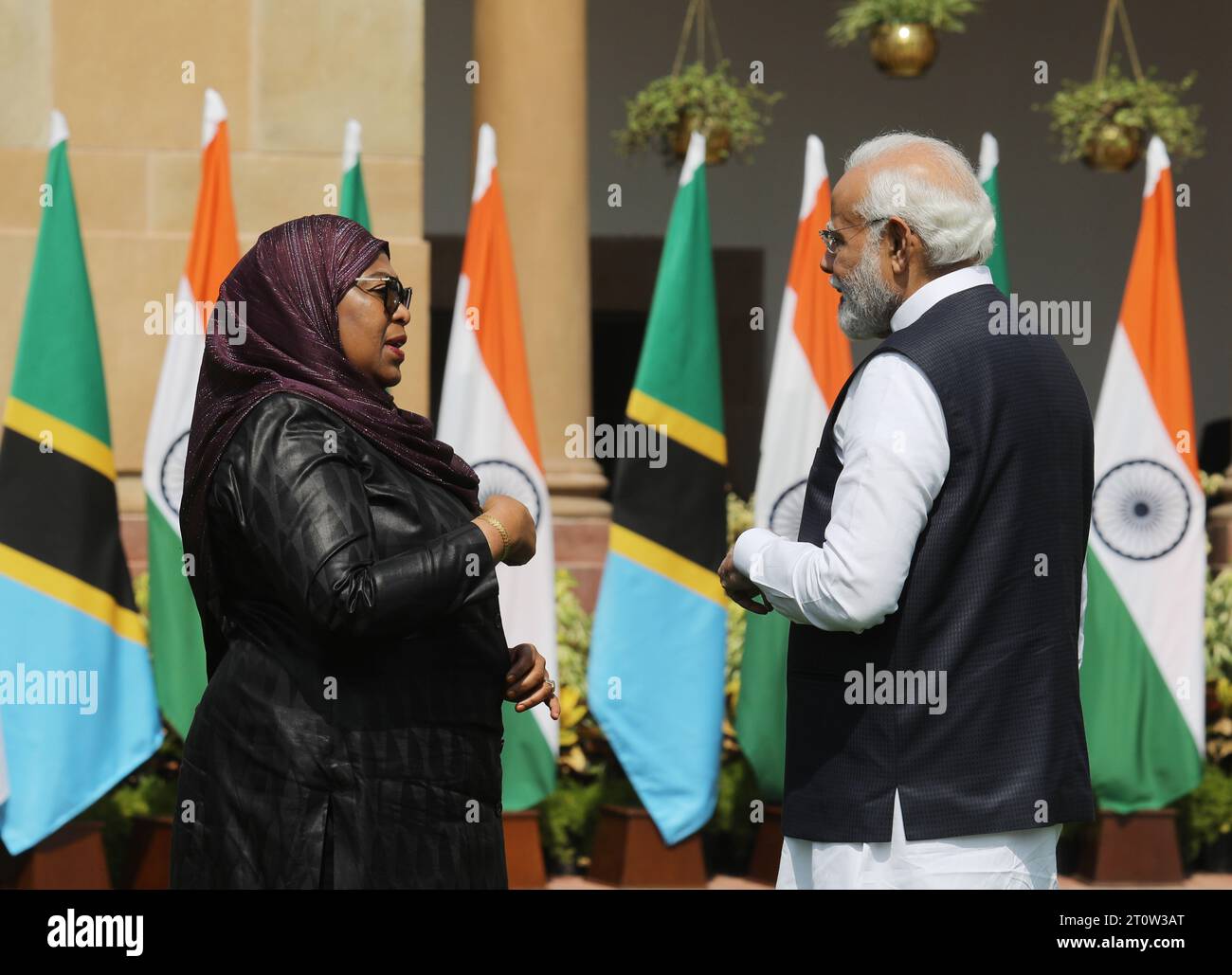 Il presidente della Tanzania Samia Suluhu Hassan (a sinistra) incontra il primo ministro Narendra modi (a destra) prima di un incontro bilaterale a casa di Hyderabad. Il presidente della Tanzania è in visita di stato di 4 giorni in India. (Foto di Naveen Sharma / SOPA Images/Sipa USA) Foto Stock