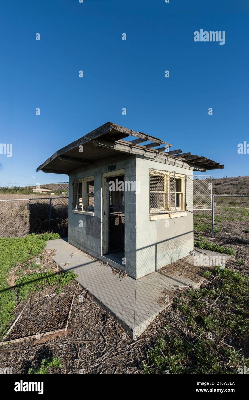 Casa di guardia militare abbandonata vicino a vecchi silos missilistici presso la riserva naturale di Whites Point a Los Angeles, California. Foto Stock