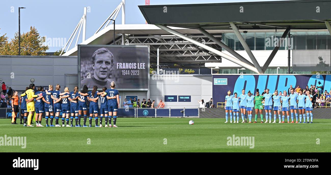 Joie Stadium, Sportcity, Manchester, Inghilterra. 8 ottobre 2023. La squadra si prende un momento per rendere omaggio a Francis Lee, durante il Manchester City Women Football Club V Chelsea Women Football Club al Joie Stadium, nella Barclays Women's Super League/Women's Super League. (Immagine di credito: ©Cody Froggatt/Alamy Live News) Foto Stock