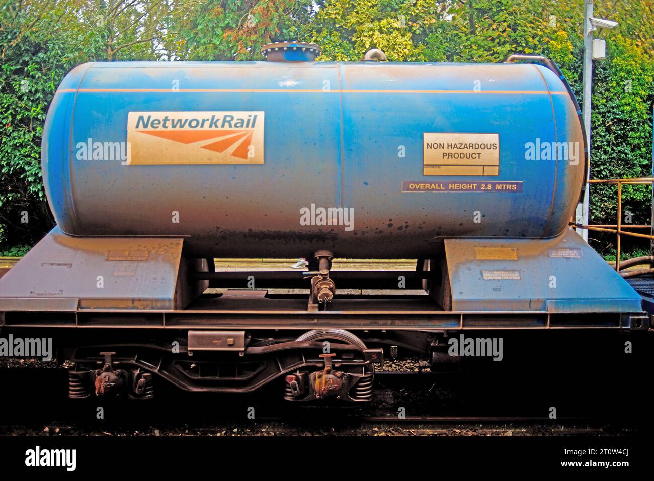 Network Rail Head Treatment Train wagon presso la stazione ferroviaria di Poppleton, North Yorkshire, Inghilterra Foto Stock
