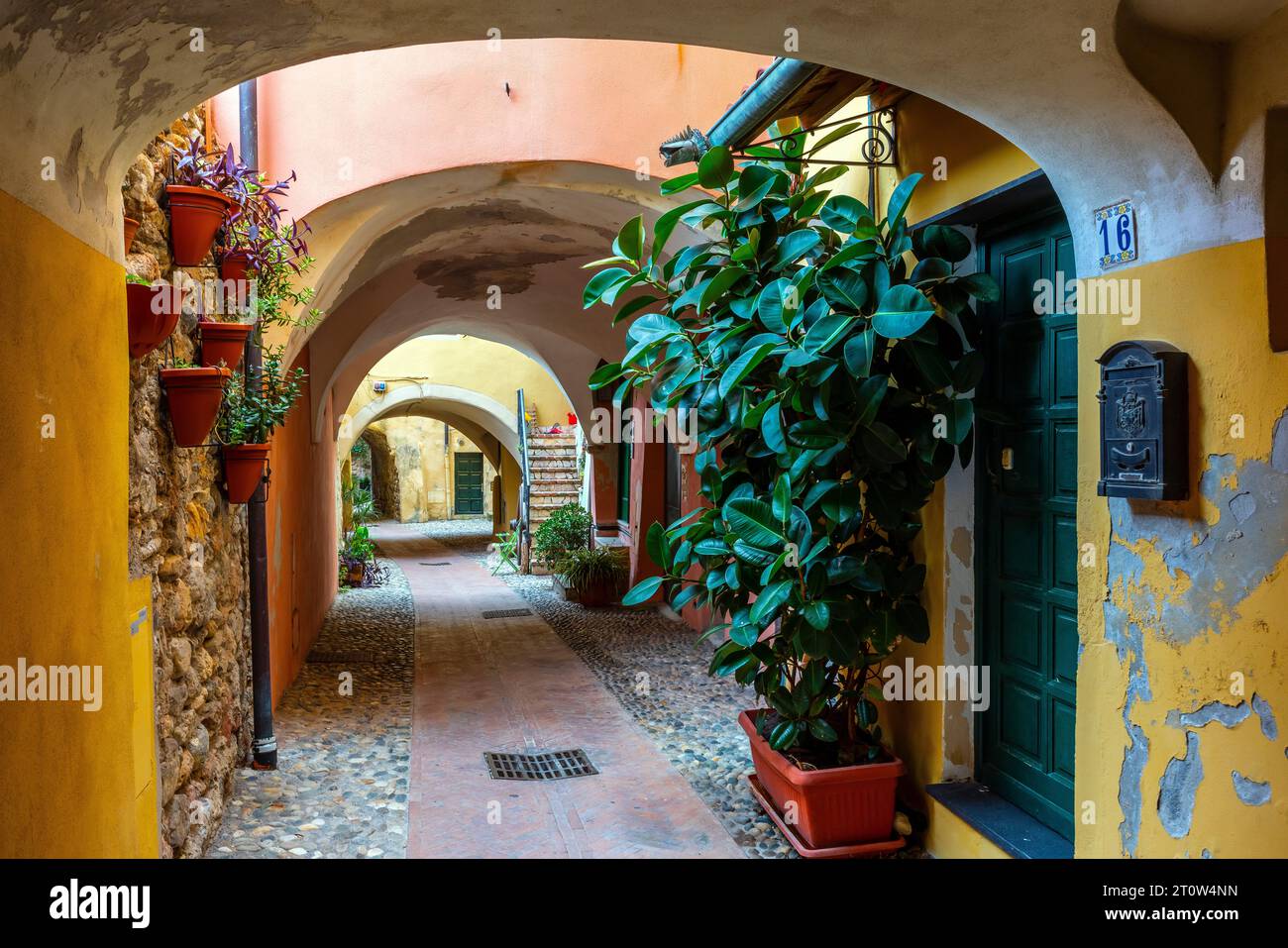Il centro storico del villaggio di Toirano è bellissimo con affascinanti strade di rara bellezza. Regione Liguria, Italia. Foto Stock