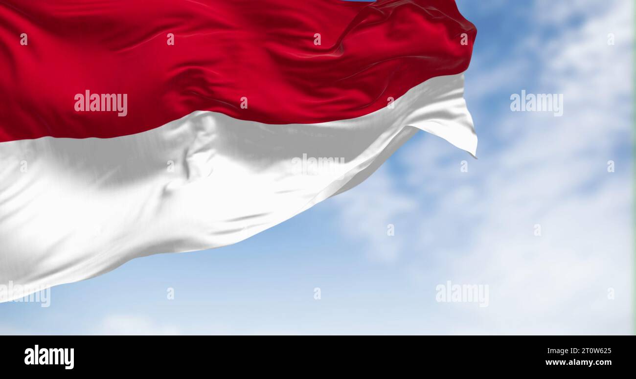 Bandiera nazionale indonesiana che sventola nel vento in una giornata limpida. Due strisce orizzontali rosse e bianche di uguale larghezza. rendering dell'illustrazione 3d. - Rippling fabri Foto Stock