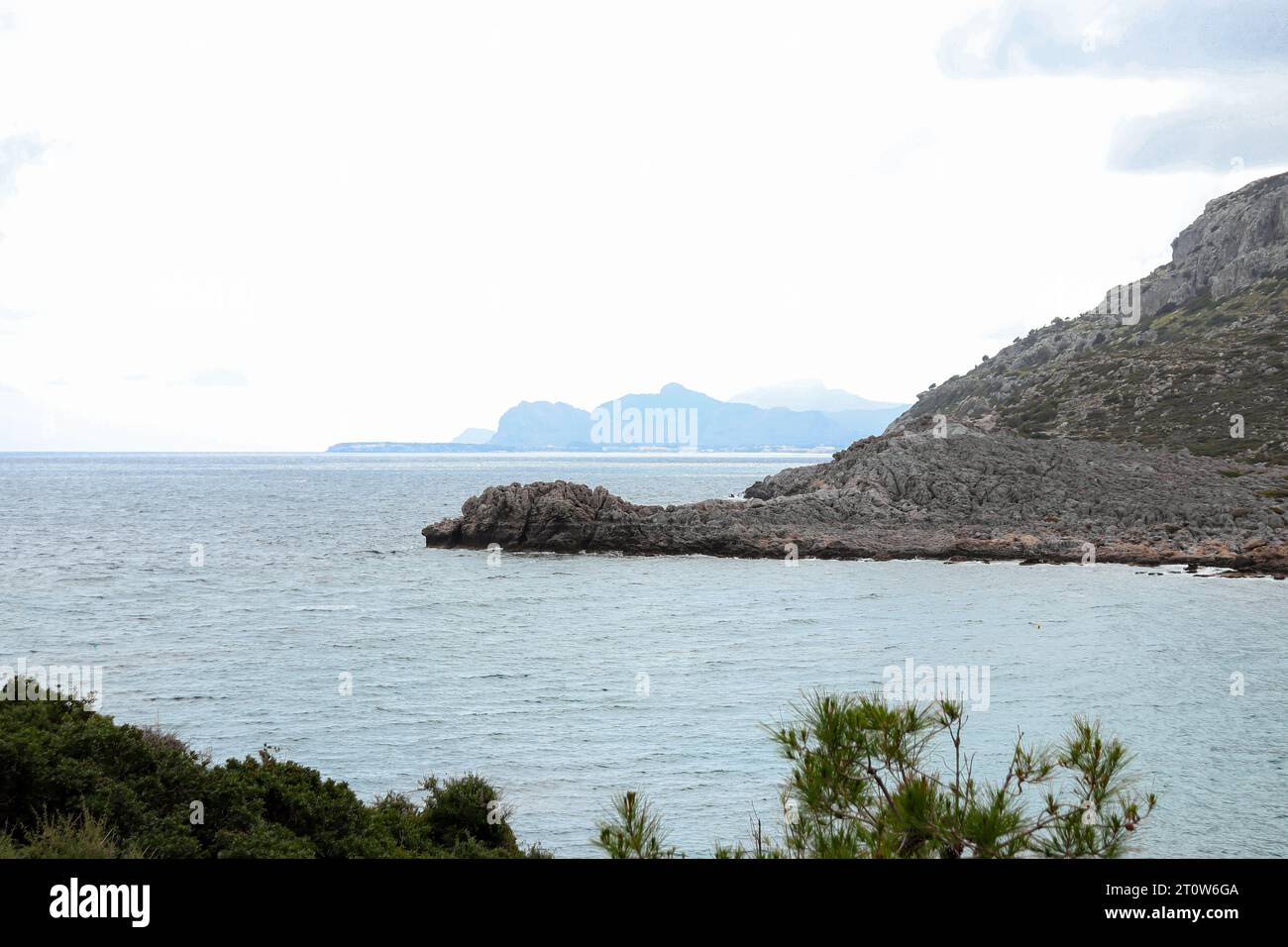 Anthony Quinn Bay Beach, collina con formazioni rocciose nell'acqua dell'oceano Foto Stock