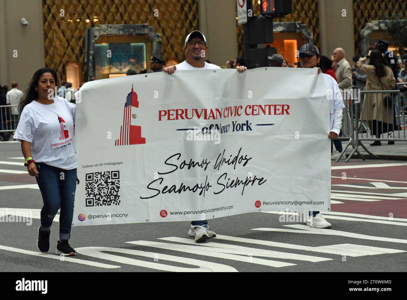8 ottobre 2023, %G: (Nuovo) The Hispanic Day Parade. 8 ottobre 2023 New York City, New York, U S.&#XA;CityÃ¢â‚¬â„¢il grande mese del patrimonio ispanico di New York arriva ad ottobre, celebrando la cultura dei paesi che condividono un patrimonio ispanico. &#XA;foto: Peruvian Dancers on Fifth Avenue.&#XA;credito: Victor M. Matos/Thenews2&#XA; (foto: Victor M. Matos/Thenews2/Zumapress) (immagine di credito: © Victor M. Matos/TheNEWS2 via ZUMA Press Wire) SOLO PER USO EDITORIALE! Non per USO commerciale! Foto Stock