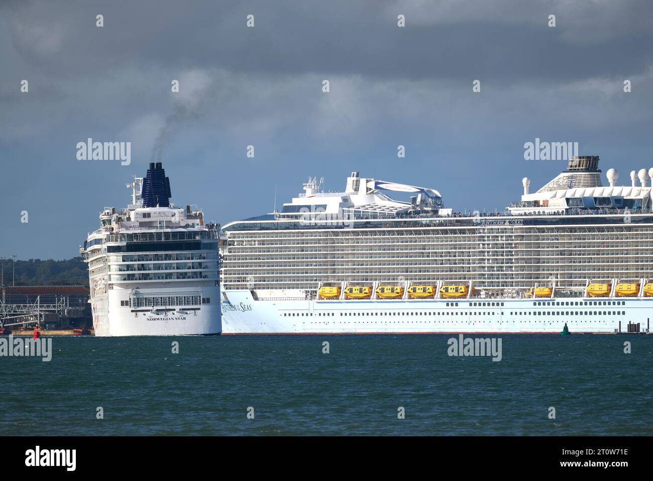 La nave da crociera Norwegian Cruise Line NORWEGIAN STAR torna dal suo ormeggio nel canale Deep Water nel porto di Southampton, Regno Unito Foto Stock