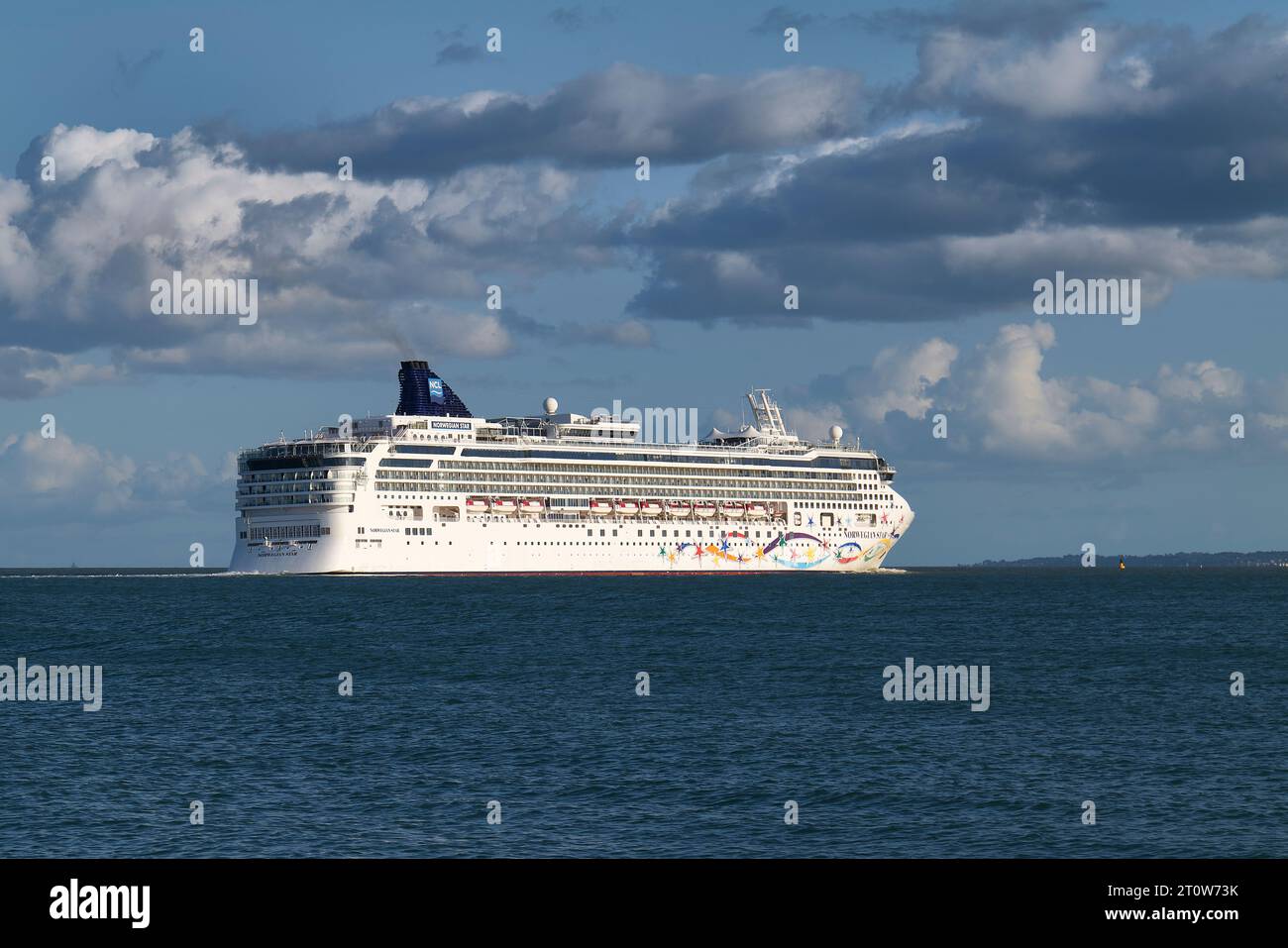 Nave da crociera Norwegian Cruise Line NORWEGIAN STAR, in rotta dal porto di Southampton Regno Unito, destinazione: Cobh, Irlanda. Foto Stock