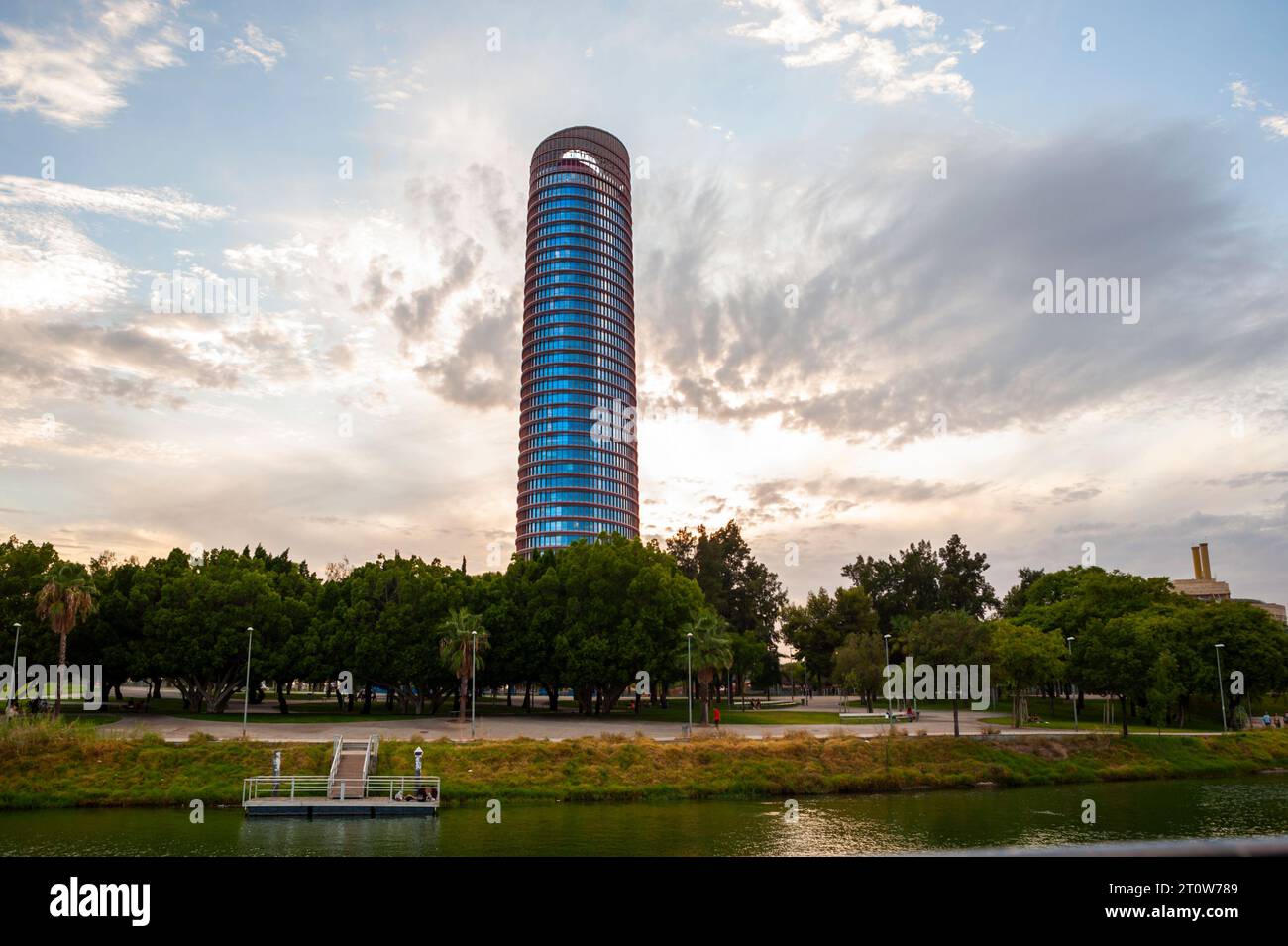 Siviglia, Spagna, Scenografia urbana, visita al centro commerciale "Canal Alfonso XIII" Torre "Torre Sevilla" Foto Stock