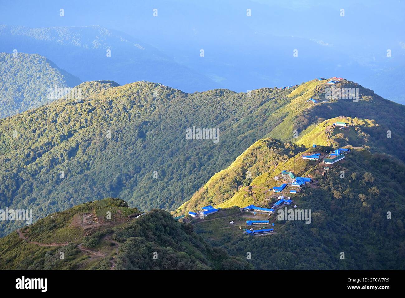 Vista aerea di Lodge e case da tè situate su una cresta alta 3550 m lungo il Mardi Himal Trek, Gandaki, Nepal Foto Stock