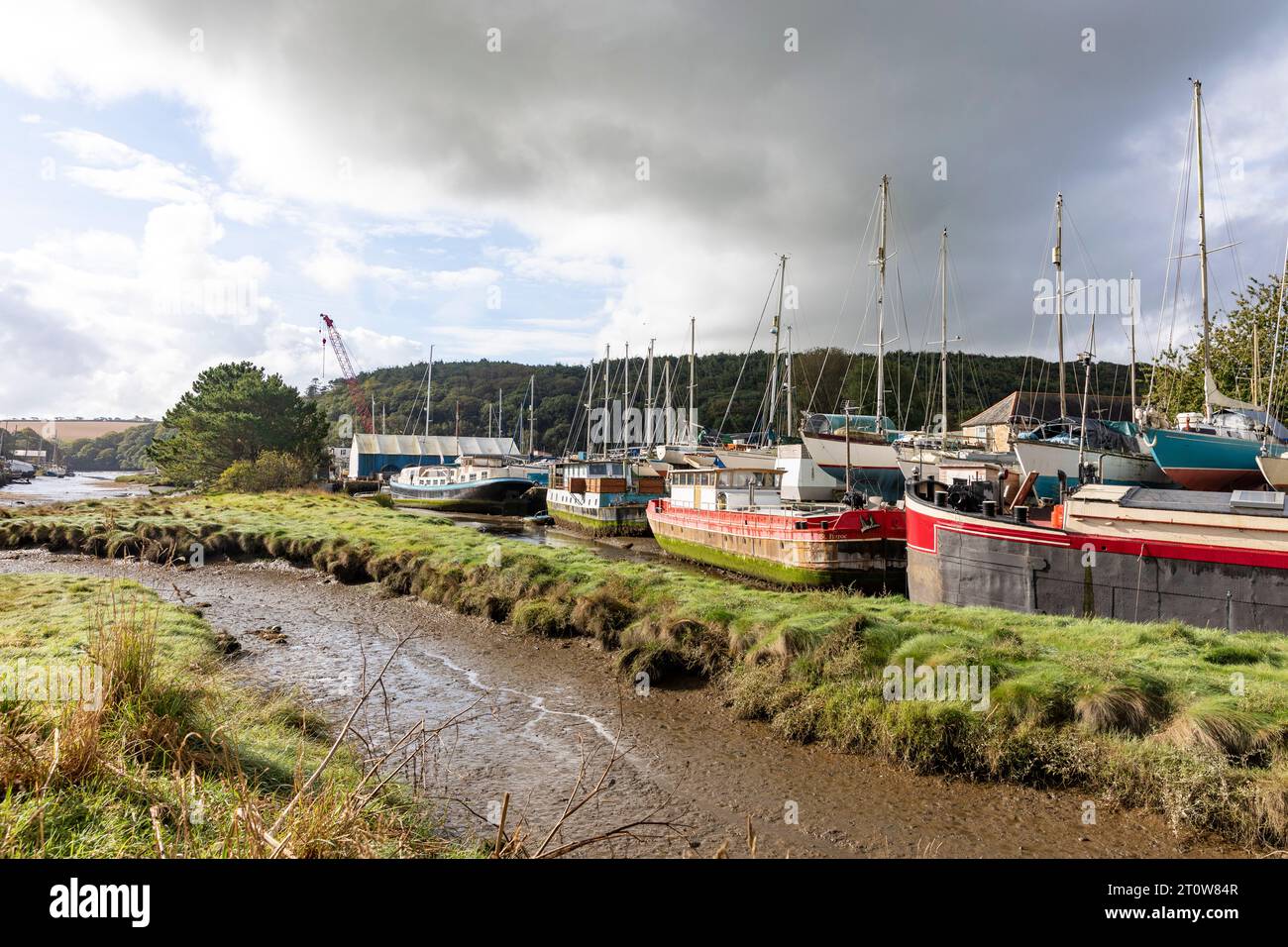 Villaggio di Gweek in Cornovaglia e deposito di imbarcazioni classiche sul fiume Helston, bassa marea, Inghilterra, Regno Unito, 2023 Foto Stock