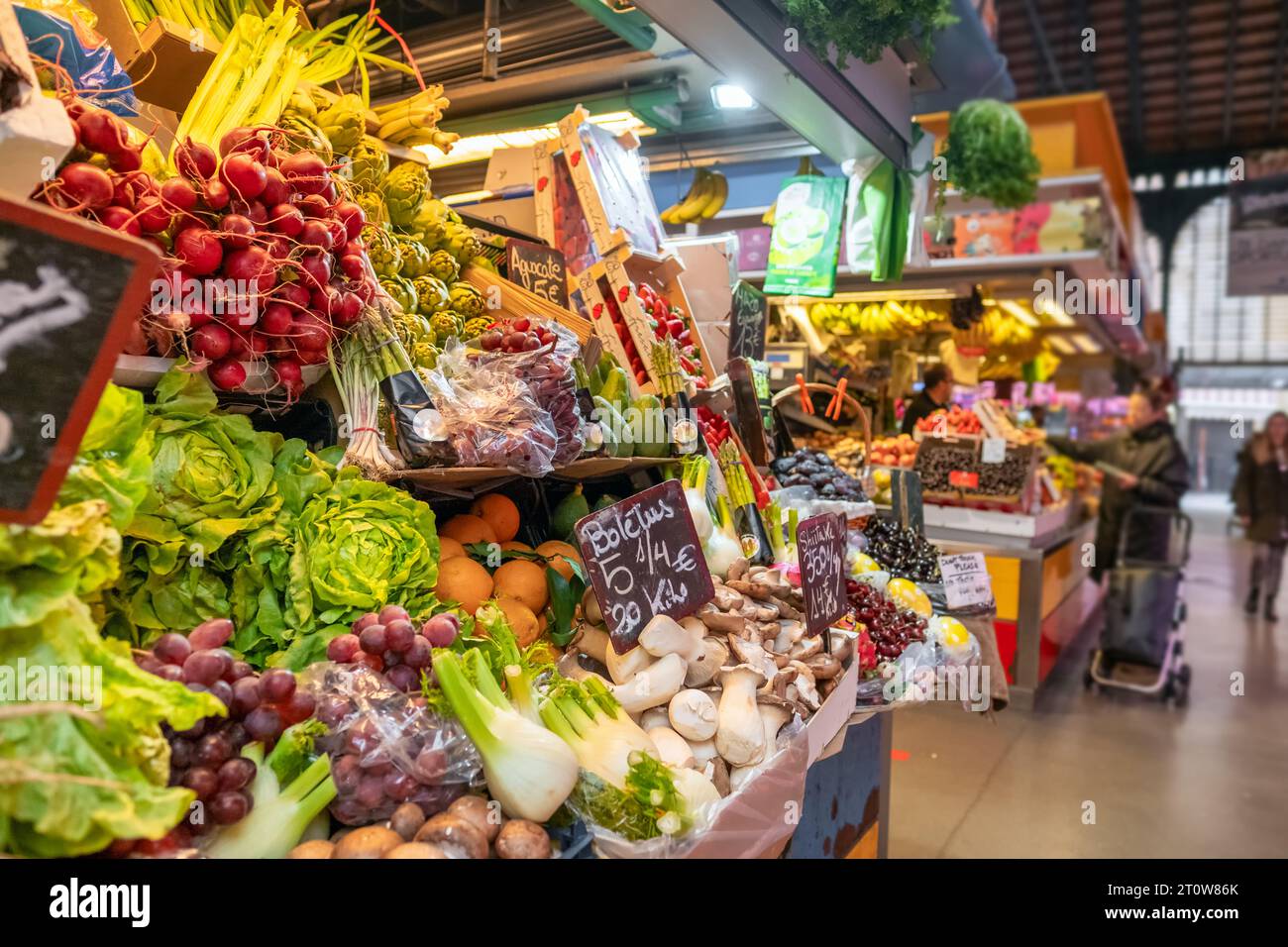 Verdure fresche e sane, verdure e frutta in una bancarella del mercato agricolo. Foto Stock