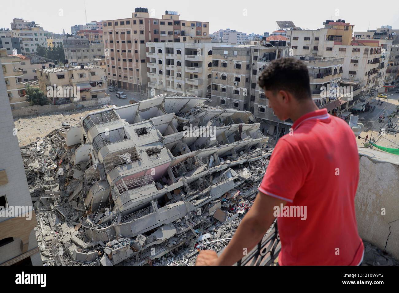 Gaza. 8 ottobre 2023. Un uomo guarda gli edifici distrutti a seguito di un attacco aereo israeliano nella città di Gaza, 8 ottobre 2023. Almeno 493 palestinesi sono stati uccisi e altri 2.751 feriti in attacchi aerei israeliani sulla Striscia di Gaza, ha detto lunedì il ministero della salute gestito da Hamas, mentre il notiziario statale Kan TV di Israele ha riferito che il bilancio delle vittime in Israele ha raggiunto i 700. Crediti: Rizek Abdeljawad/Xinhua/Alamy Live News Foto Stock