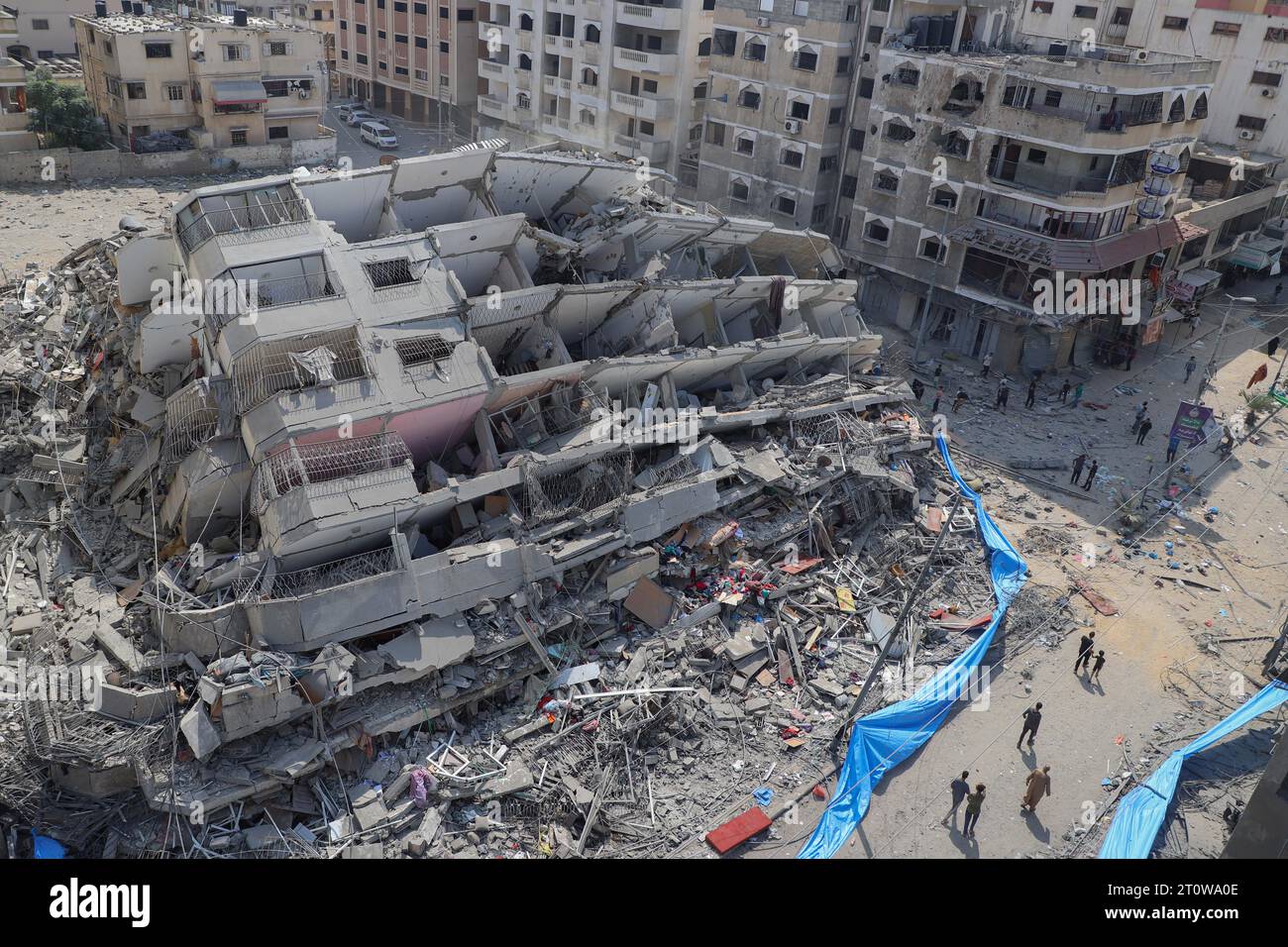 Gaza. 8 ottobre 2023. Questa foto scattata l'8 ottobre 2023 mostra edifici distrutti a seguito di un attacco aereo israeliano nella città di Gaza. Almeno 493 palestinesi sono stati uccisi e altri 2.751 feriti in attacchi aerei israeliani sulla Striscia di Gaza, ha detto lunedì il ministero della salute gestito da Hamas, mentre il notiziario statale Kan TV di Israele ha riferito che il bilancio delle vittime in Israele ha raggiunto i 700. Crediti: Rizek Abdeljawad/Xinhua/Alamy Live News Foto Stock