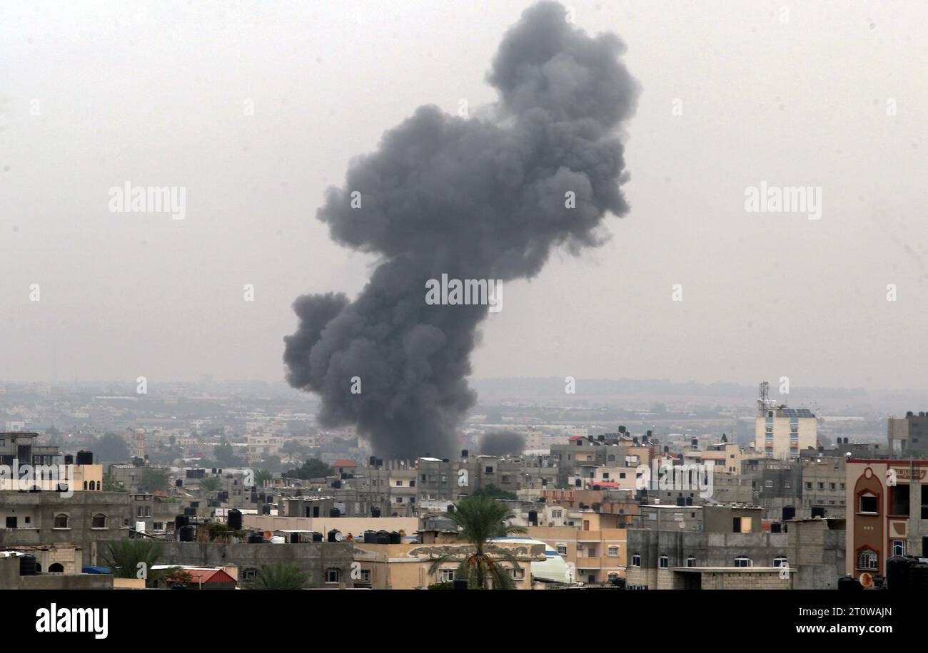 Rafah, Gaza. 9 ottobre 2023. Il fumo sale sopra gli edifici, nella Striscia di Gaza meridionale, a seguito di uno sciopero israeliano, lunedì 9 ottobre 2023. L'esercito israeliano ha detto di aver colpito più di 500 obiettivi nella Striscia di Gaza in scioperi notturni. Foto di Ismael Mohamad/UPI. Crediti: UPI/Alamy Live News Foto Stock