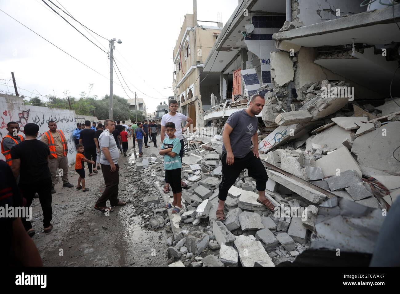 Rafah, Gaza. 11 maggio 2023. I palestinesi cercano nelle loro case distrutte a seguito di attacchi aerei israeliani di notte su Rafah nella Striscia di Gaza meridionale, lunedì 9 ottobre 2023. L'esercito israeliano ha detto di aver colpito più di 500 obiettivi nella Striscia di Gaza in scioperi notturni. Foto di Ismael Mohamad/UPI. Crediti: UPI/Alamy Live News Foto Stock