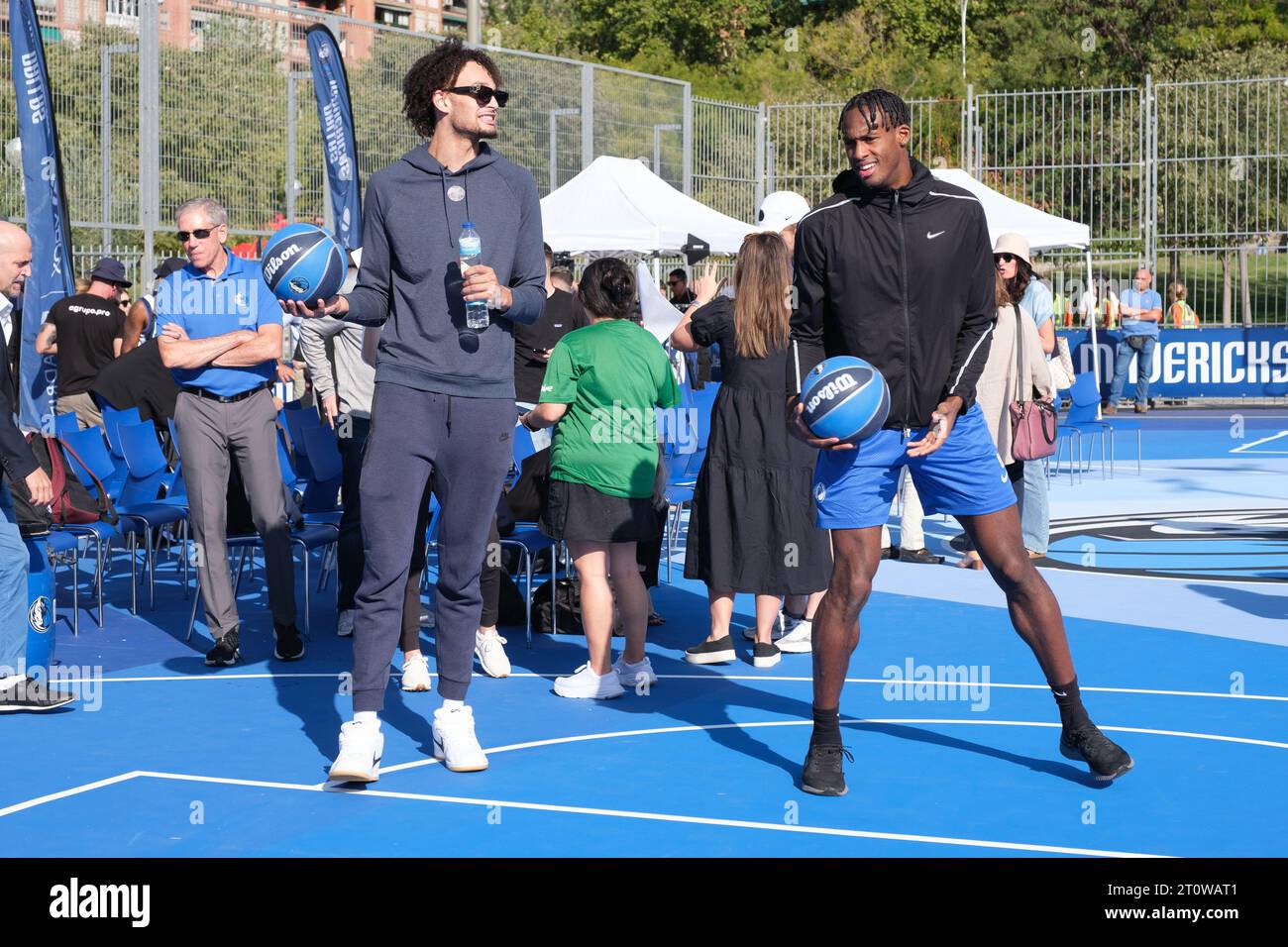 Dereck Lively II durante la sua inaugurazione dei campi di pallacanestro Dallas Mavericks, nel parco Rodriguez Sahagún, 9 ottobre 2023, a Madrid, in Spagna. Foto Stock