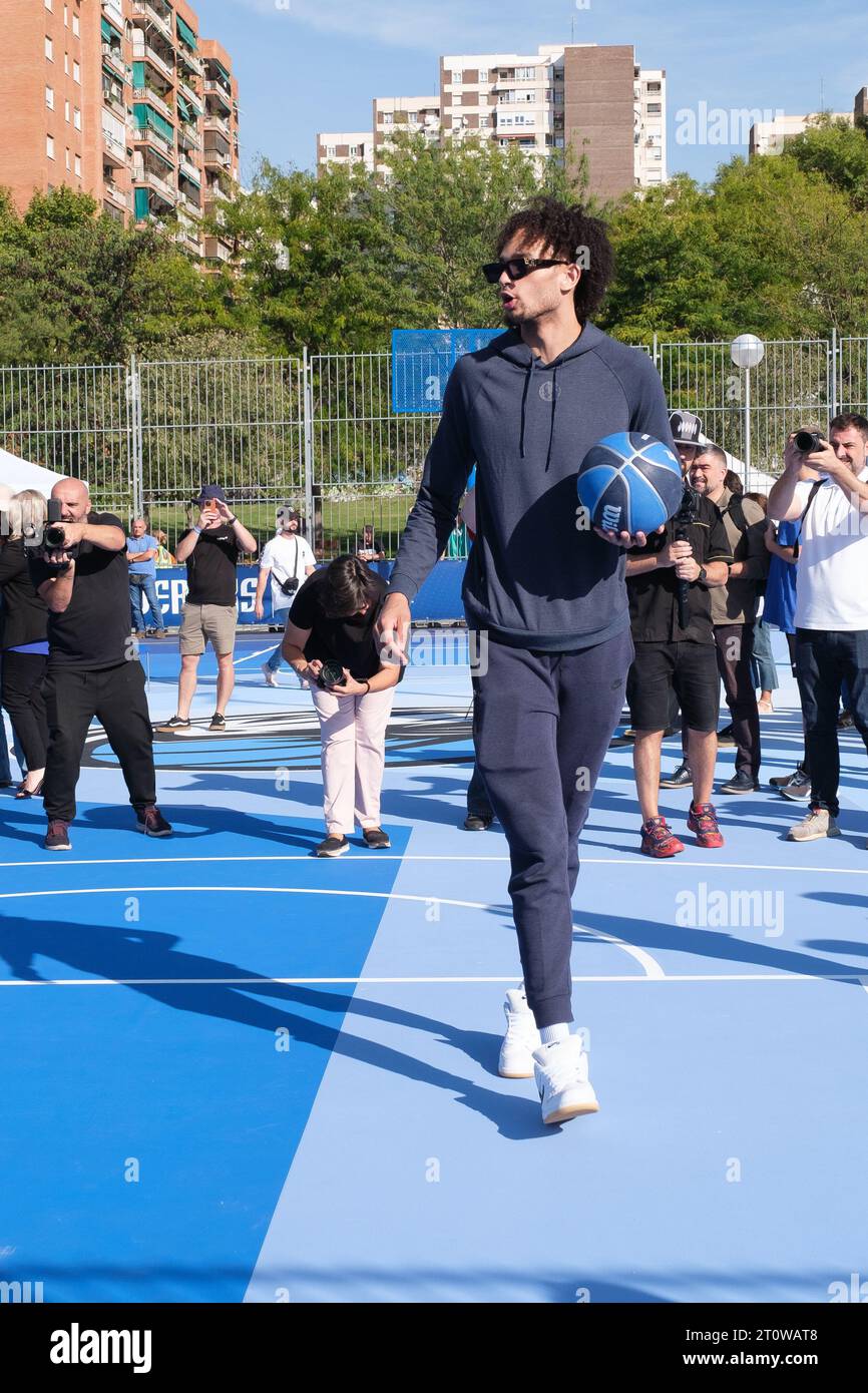 Dereck Lively II durante la sua inaugurazione dei campi di pallacanestro Dallas Mavericks, nel parco Rodriguez Sahagún, 9 ottobre 2023, a Madrid, in Spagna. Foto Stock