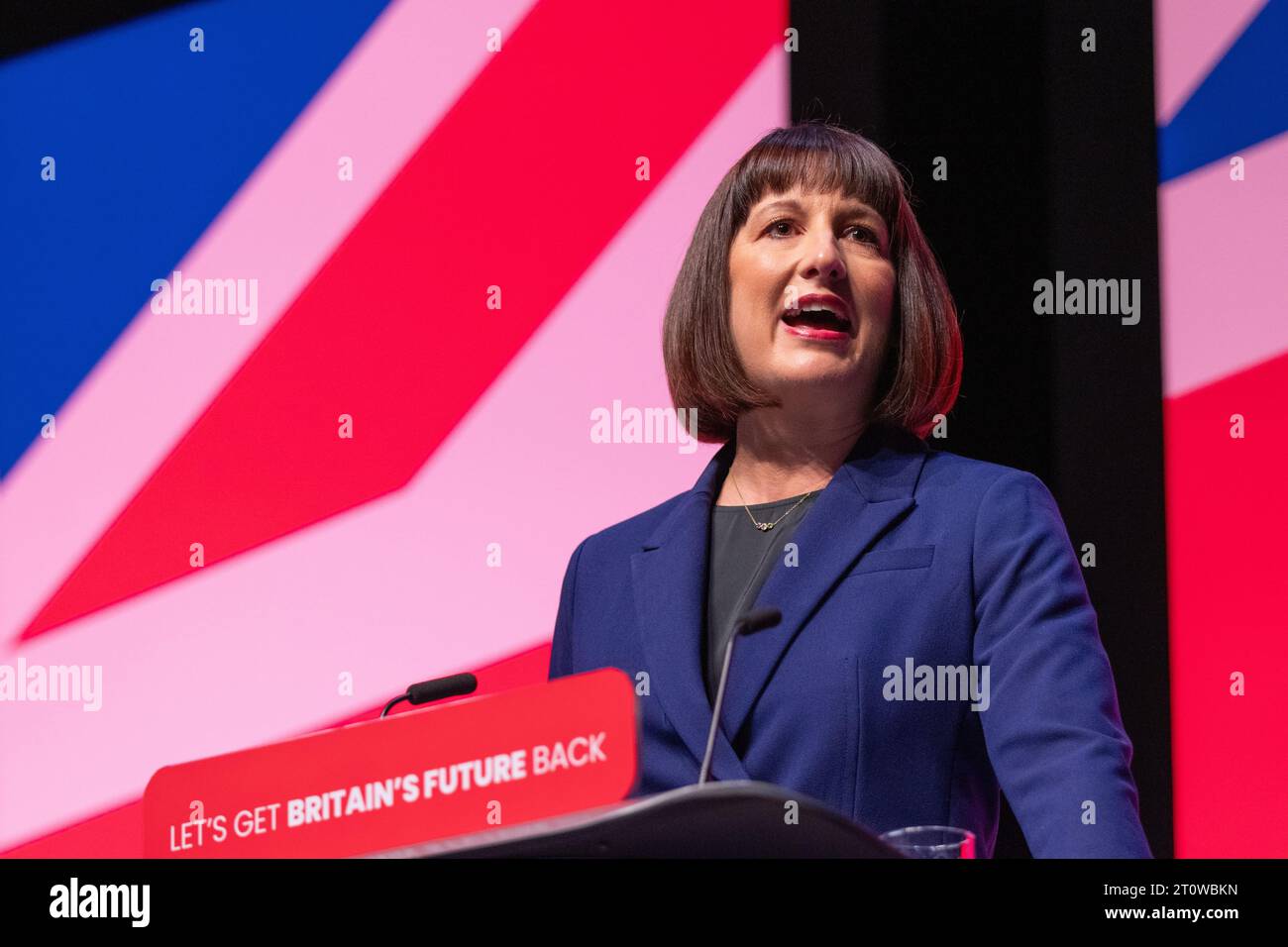 Rachel Reeves, (Cancelliere ombra dello Scacchiere) che tiene il suo discorso il 2 ° giorno della Conferenza del lavoro 2023.Liverpool UK. Crediti: GaryRobertsphotography/Alamy Live News Foto Stock