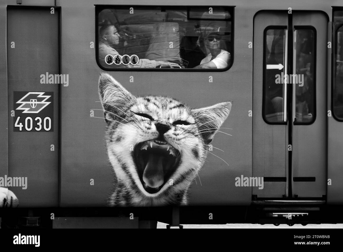 gente sul vecchio tram elettrico Foto Stock