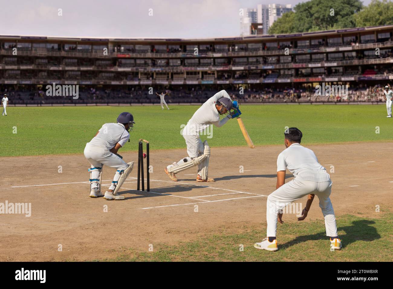 Il battitore ha tirato fuori dopo aver perso la palla mentre cercava di difenderla, mentre giocava una partita di cricket Foto Stock